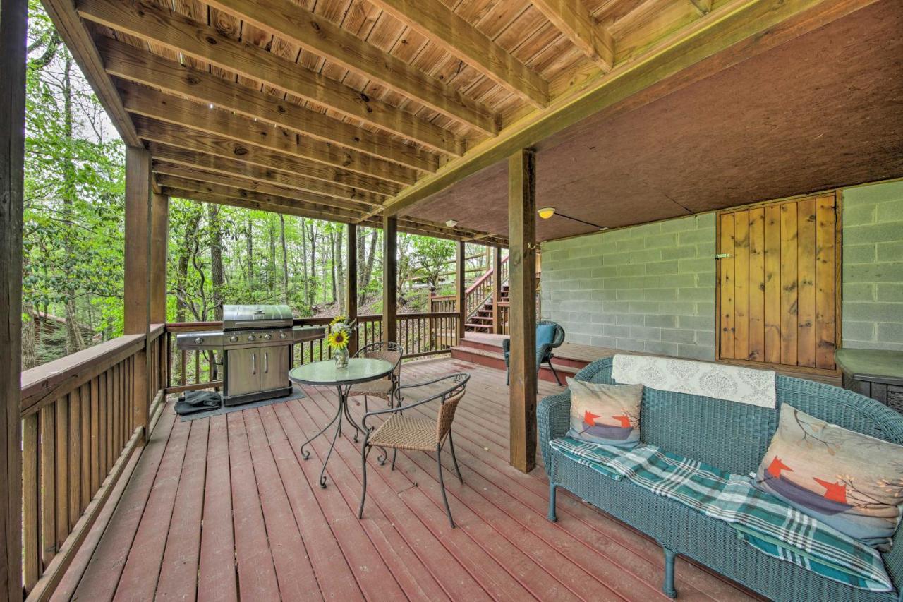 Peaceful Blue Ridge Cabin With Decks And Fire Pit Exterior foto